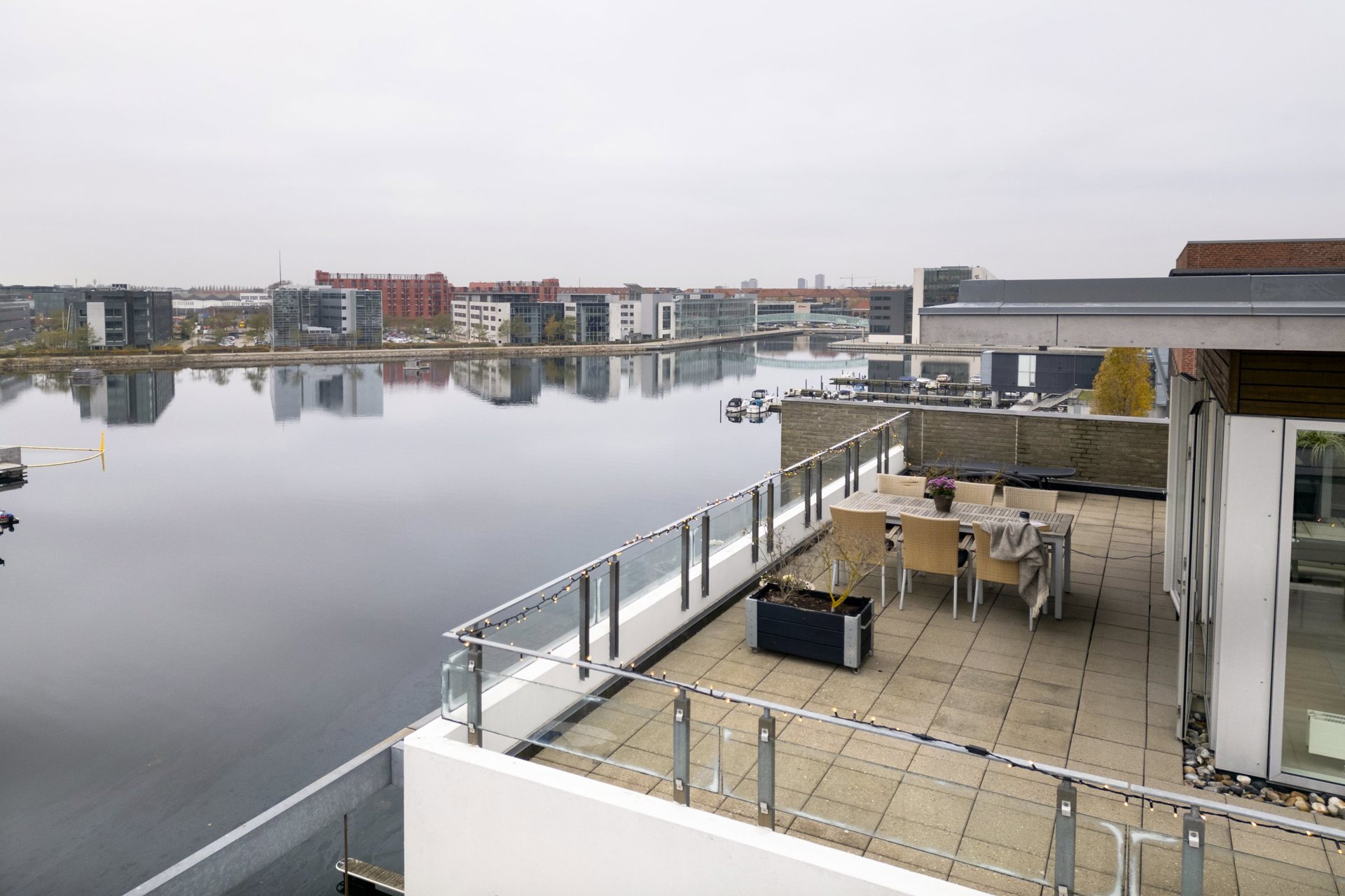 Eksklusiv penthouselejlighed på 129 m² med 130 m² tagterrasse, panoramisk vandudsigt og brugsret til parkering