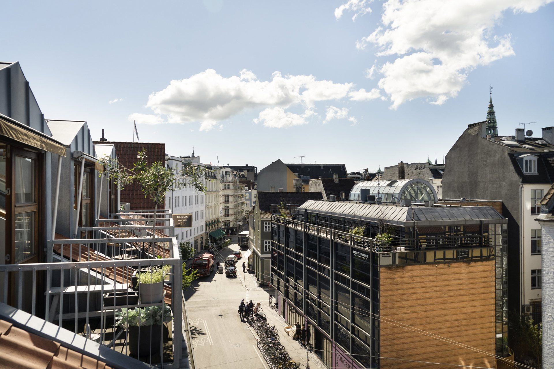 UDEN BOPÆLSPLIGT! Fantastisk lys og indbydende penthouse-lejlighed på Ny Østergade nær Kgs. Nytorv