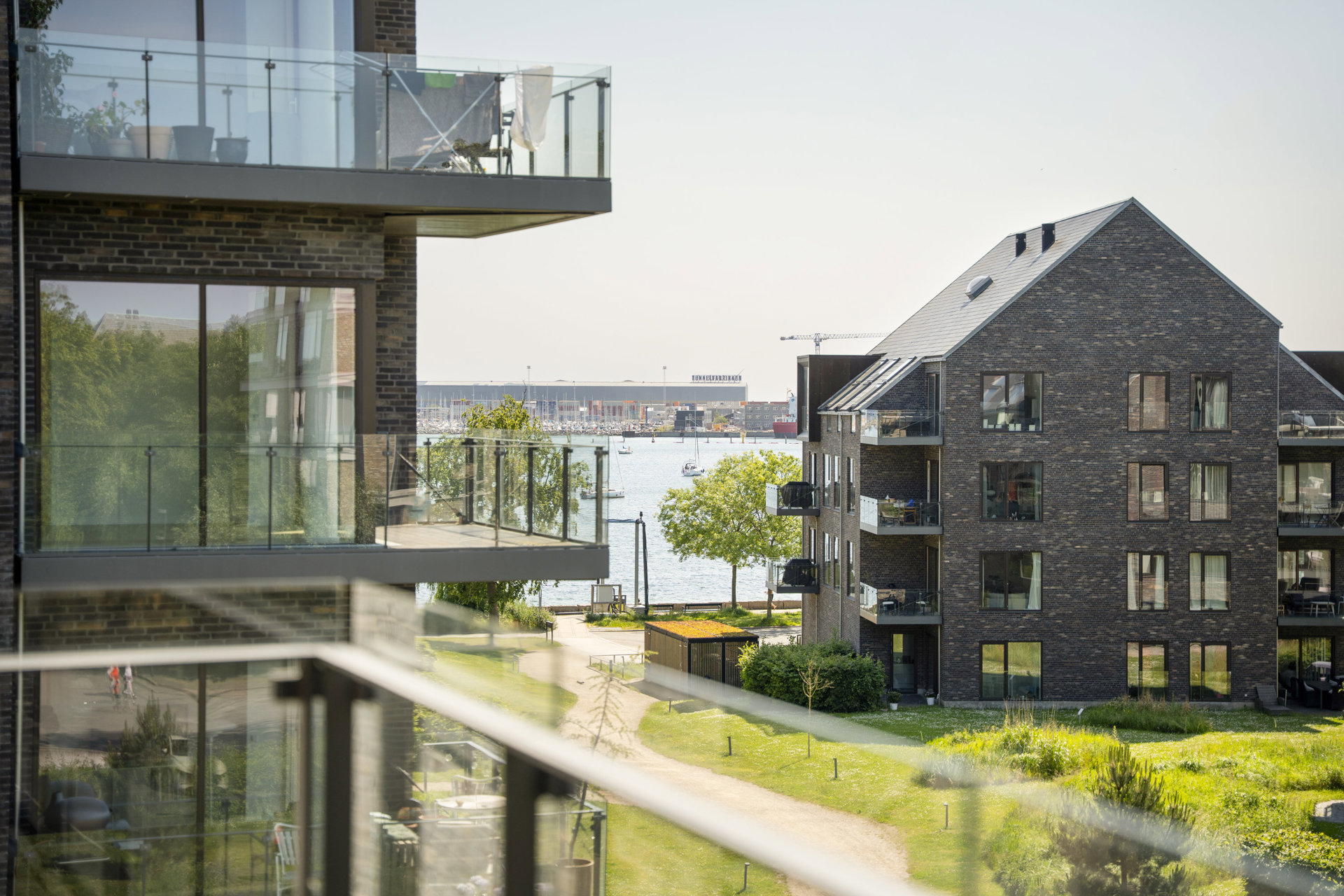 Moderne 2 værelses lejlighed med altan og vandudsigt på Scherfigsvej på Østerbro