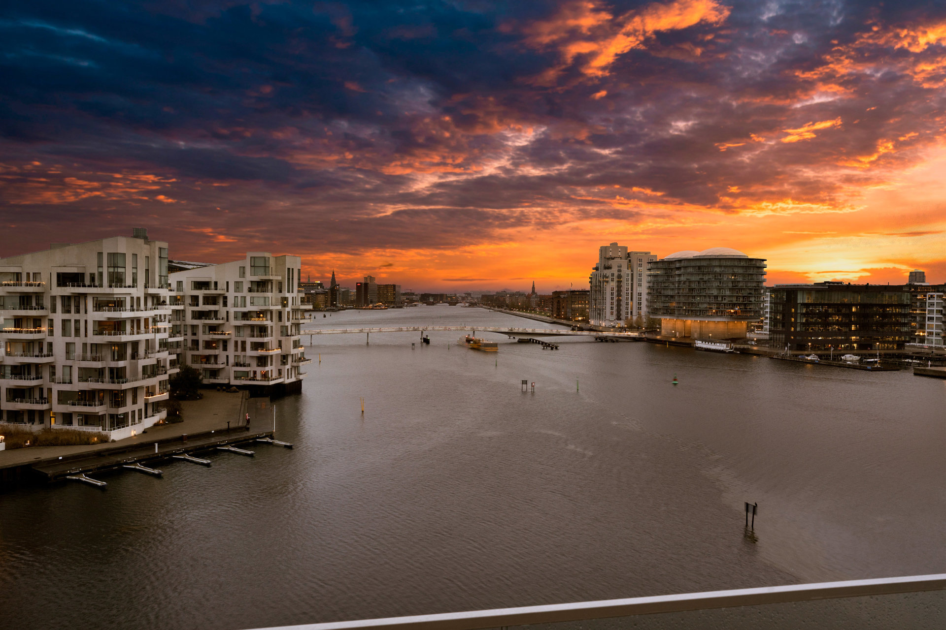 Udsøgt penthouse-lejlighed med privat tagterrasse og fantastisk udsigt i Engholmene