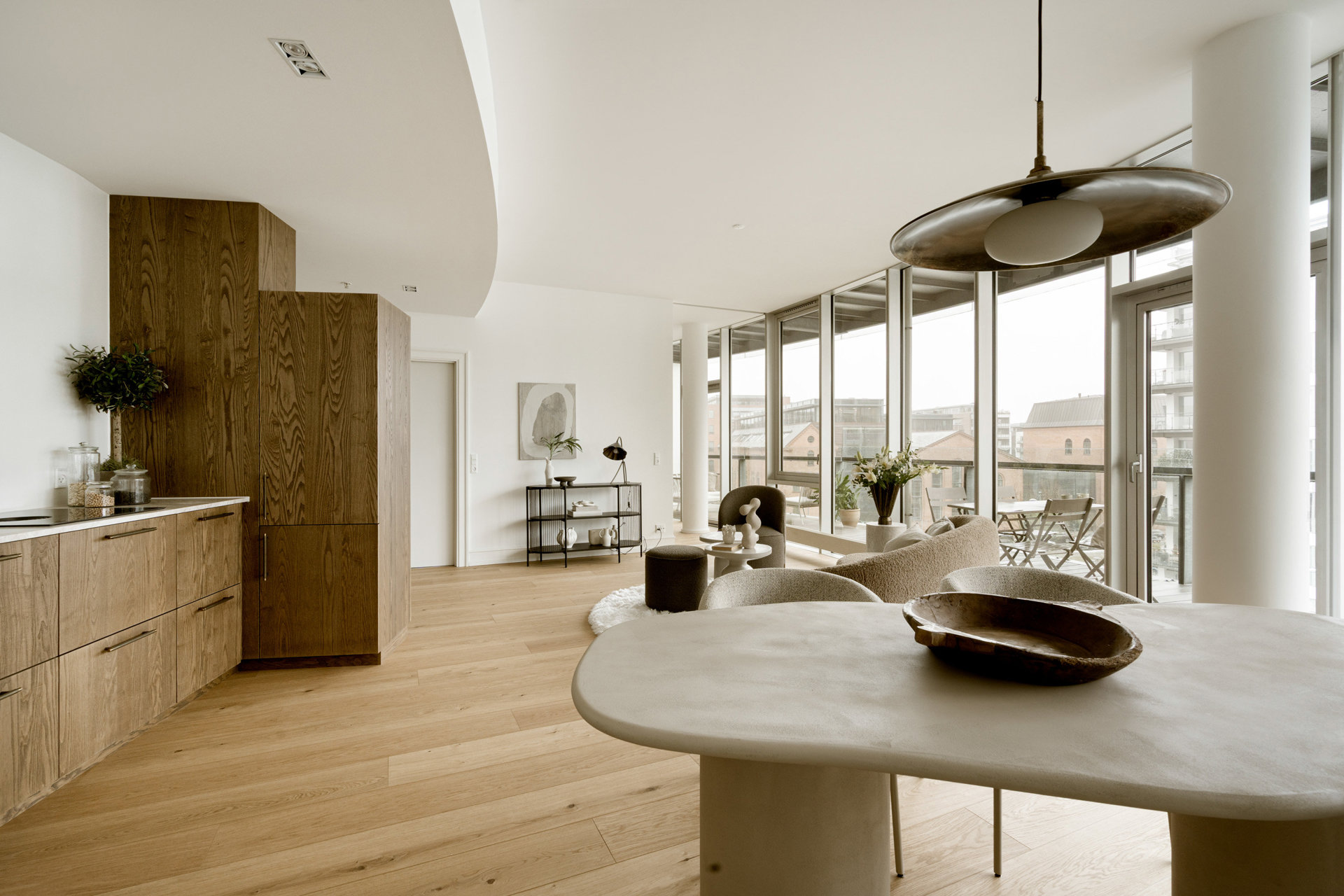 Totalrenoveret 2V med stor, buet altan i Gemini Residence på havnen - egen parkeringsplads!