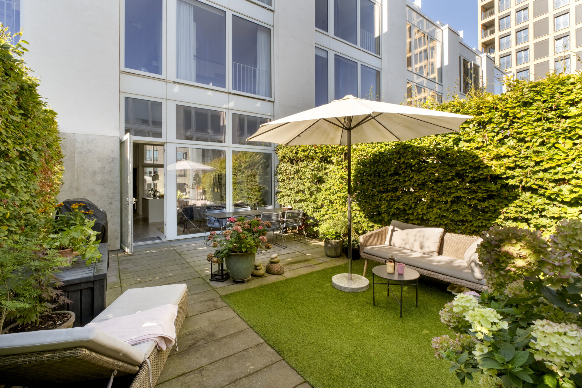 Arkitekttegnet townhouse i tre plan med gårdhave og solrig tagterrasse på Islands Brygge