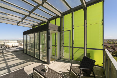 Lys 4-værelses med privat tagterrasse, sydvendt altan og fantastisk udsigt