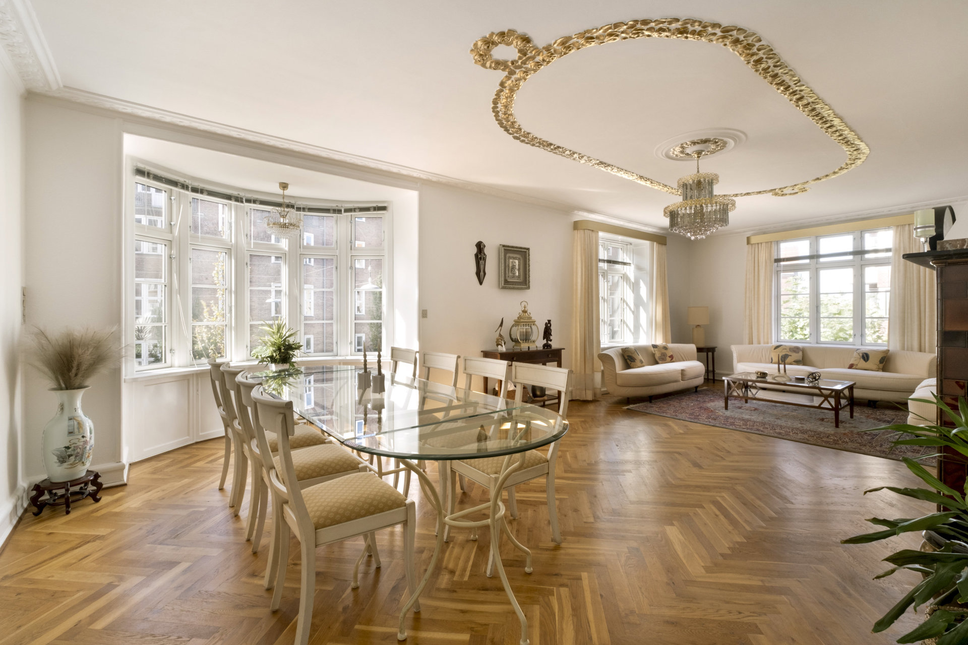 Herskabelig hjørnelejlighed med 204 m², fantastisk lys og ekstra afdeling