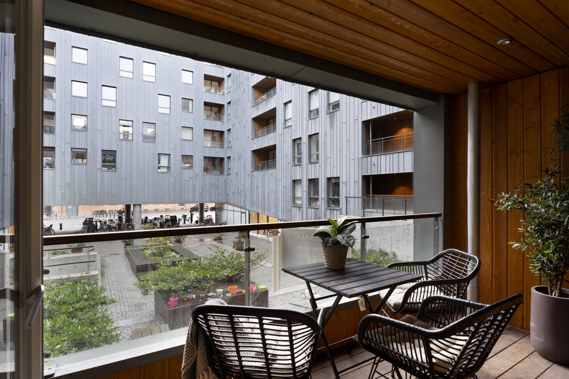 Townhouse-stemning på Amerika Plads – moderne lejlighed i to plan til en skarp pris